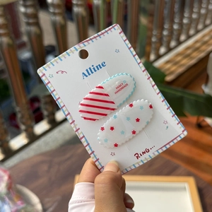 Gros plan de barrettes à cheveux en acrylique coloré à rayures et motifs floraux
