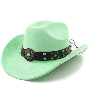 Détail du chapeau de cowboy en daim vert menthe avec perles turquoise et boucle bronze