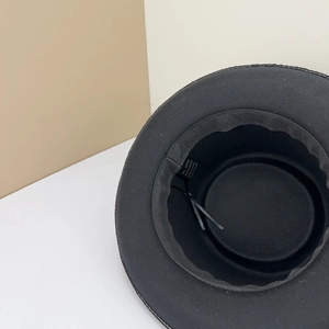 Détail de l'intérieur du chapeau en feutre avec bandeau réglable et étiquette d'entretien