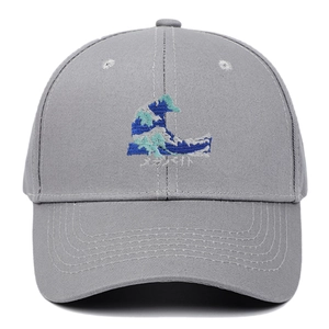 Dettaglio del ricamo con onde del mare e cuciture su un cappellino grigio