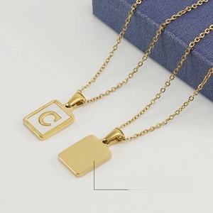 Détail du collier en acier inoxydable 18K avec pendentif lettre C en nacre blanche