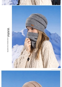 Détail de l'ensemble bonnet et écharpe en tricot gris avec étiquette en cuir sur la neige