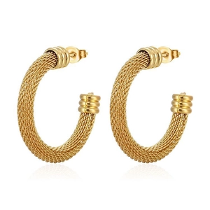 Boucles d'oreilles créoles dorées en forme de C avec texture maille tressée
