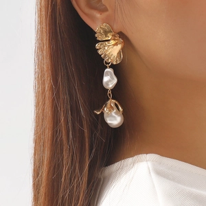 Baroque Irregular Simulated Artificial Pearl Dangle Earrings Zinc Alloy Ginkgo Leaf Textured French Retro Artistic For Women