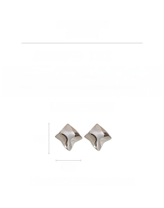 Détail montrant les boucles d'oreilles carrées torsadées, dimensions 2,7cm en cuivre