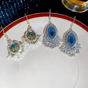 Orecchini pendenti bohémien con smeraldo verde, perle finte e gemme blu in oro e argento
