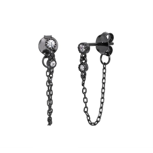 Détail des boucles d'oreilles chaîne en argent S925 noir avec zircons blancs étincelants