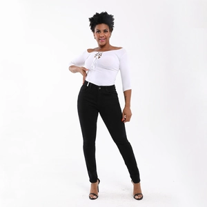 Vue complète d'une femme portant un haut blanc à épaules dénudées et un pantalon noir