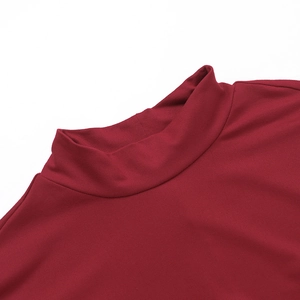 Gros plan du col montant élégant sur une robe moulante en tricot rouge vin