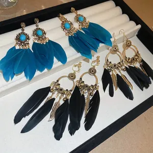 Boucles d'oreilles bohèmes en plumes avec perles turquoise et base dorée vintage