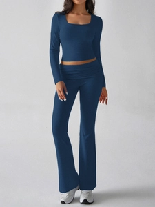 Détail de l'ensemble haut court à manches longues bleu et pantalon de yoga évasé à taille haute