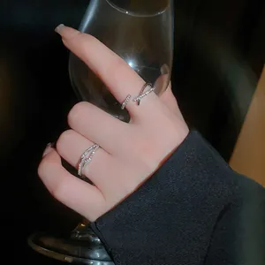 Bagues croisées élégantes en argent avec zircons pour femmes portées à la main