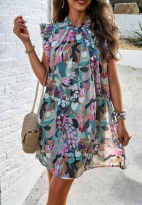 Détail d'une robe sans manches à imprimé floral avec col montant chic et volants