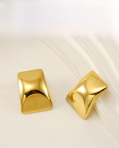 Détails des boucles d'oreilles rectangulaires plaquées or 18K avec fini brillant et texture