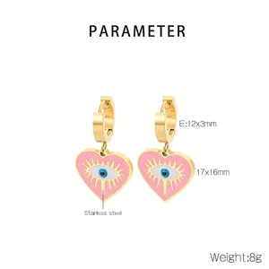 Detailansicht pinker Emaille-Herzohrringe mit bösem Blick in goldfarbenem Edelstahl