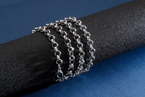 Detailansicht der polierten silbernen O-Kette aus Edelstahl auf einem Präsenter