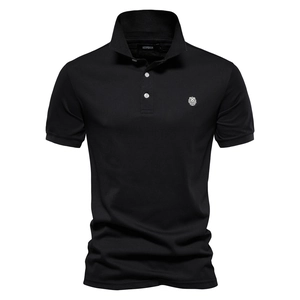 Détail du col d'un polo noir avec trois boutons blancs et broderie logo tête de lion