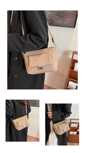 Détail du sac à bandoulière plissé beige avec fermoir doré rotatif et texture en similicuir
