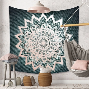 Détail d'une tapisserie mandala bohème avec des motifs roses sur une texture denim bleu
