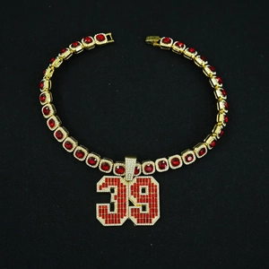 Détail du pendentif numéro 39 avec cristaux rouges et chaîne cubaine sertie de diamants
