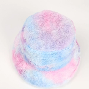 Dettaglio della morbida pelliccia sintetica tie-dye su un cappello alla pescatora
