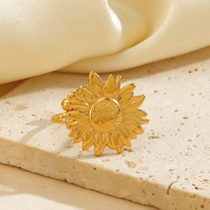 Bague ouverte tournesol minimaliste en acier inoxydable doré sur un socle en pierre