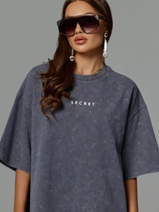 T-shirt oversize en coton gris délavé avec imprimé SECRET blanc et col rond classique