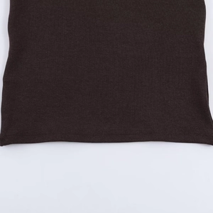 Détail de couture à double aiguille sur le tissu en jersey marron foncé de la robe courte