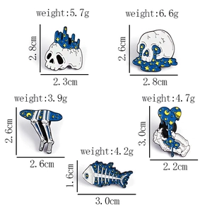 Detailed size and weight specs for gothic star skull enamel pins with alloy finish