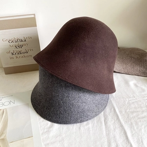 Détail de chapeaux cloches en feutre de laine marron et gris pour l'automne et l'hiver