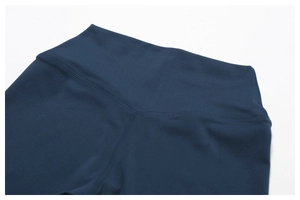 Détails du legging de yoga bleu marine à taille haute avec coutures plates et fini mat