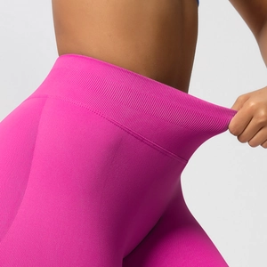 Detailaufnahme des breiten Rippbunds mit hoher Dehnbarkeit bei dieser magentafarbenen Yogahose