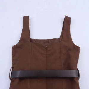 Robe midi sans manches marron foncé avec col carré et ceinture noire sur fond blanc