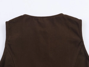 Dettaglio ravvicinato della trama in twill marrone scuro e cuciture sulla scollatura