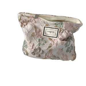 Trousse de maquillage en jacquard floral avec fermeture éclair argentée et étiquette