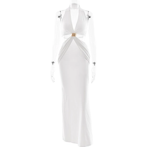 Détail d'une robe longue blanche à licou avec découpes à la taille et boucle dorée