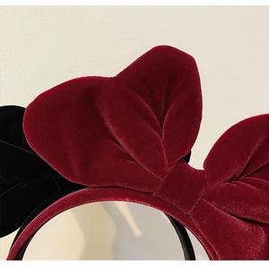 Close-up van een elegante rode fluwelen strik haarband met een luxueuze zachte textuurafwerking