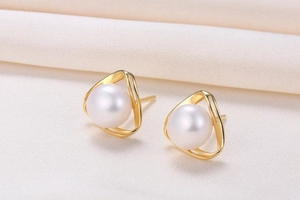 Detailed close-up of S925 silver pearl stud earring with geometric hollow triangle gold frame