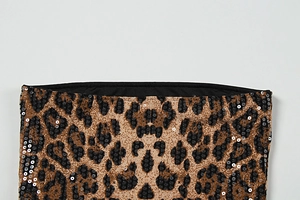 Gros plan sur un tissu léopard avec des paillettes sur une robe de soirée élégante