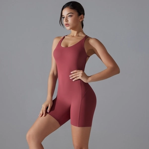 Détail d'un body de yoga rouge brique avec coutures ergonomiques et dos nu