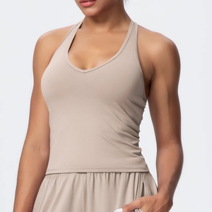 Dettaglio del top yoga beige con scollo a V e pantaloncini con coulisse elasticizzati