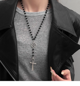 Collier gothique à perles noires avec pendentif pentagramme et croix Ankh argentée
