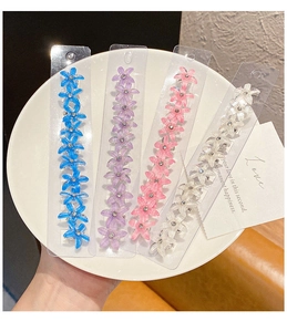 Vue détaillée de barrettes à fleurs pastel avec strass centrés pour petites filles