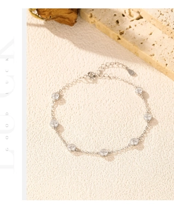 Detail of S925 silver bracelet with 7 round zircons and heart-shaped extension chain