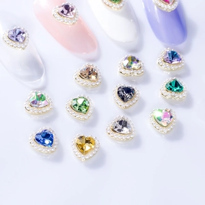 Bijoux d'ongles en forme de cœur rose aurore avec bordure en perles pour manucure