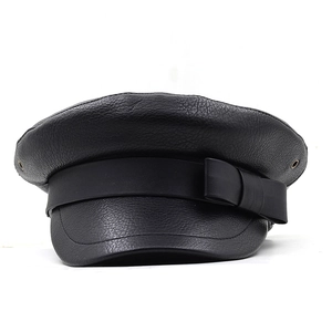 Détail de la casquette de marin en cuir PU noir avec nœud décoratif et œillet métallique