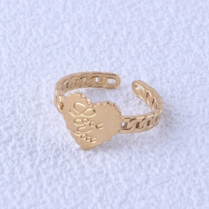 Détail de la bague coeur dorée avec gravure Love You et anneau style chaîne ajourée