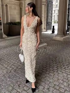 Robe longue élégante blanc cassé sans manches à col en V avec textures florales en relief
