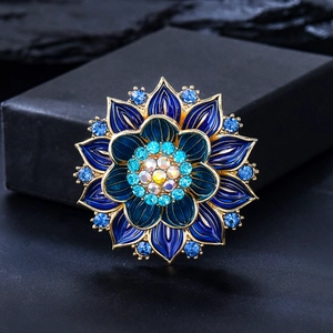 Makro-Detail der luxuriösen blauen Lotos-Brosche mit funkelnden Kristallen und Gold