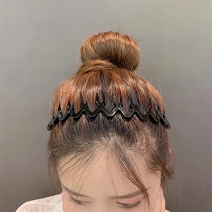 Chic black wave headband with non-slip teeth for women, hair styling accessory